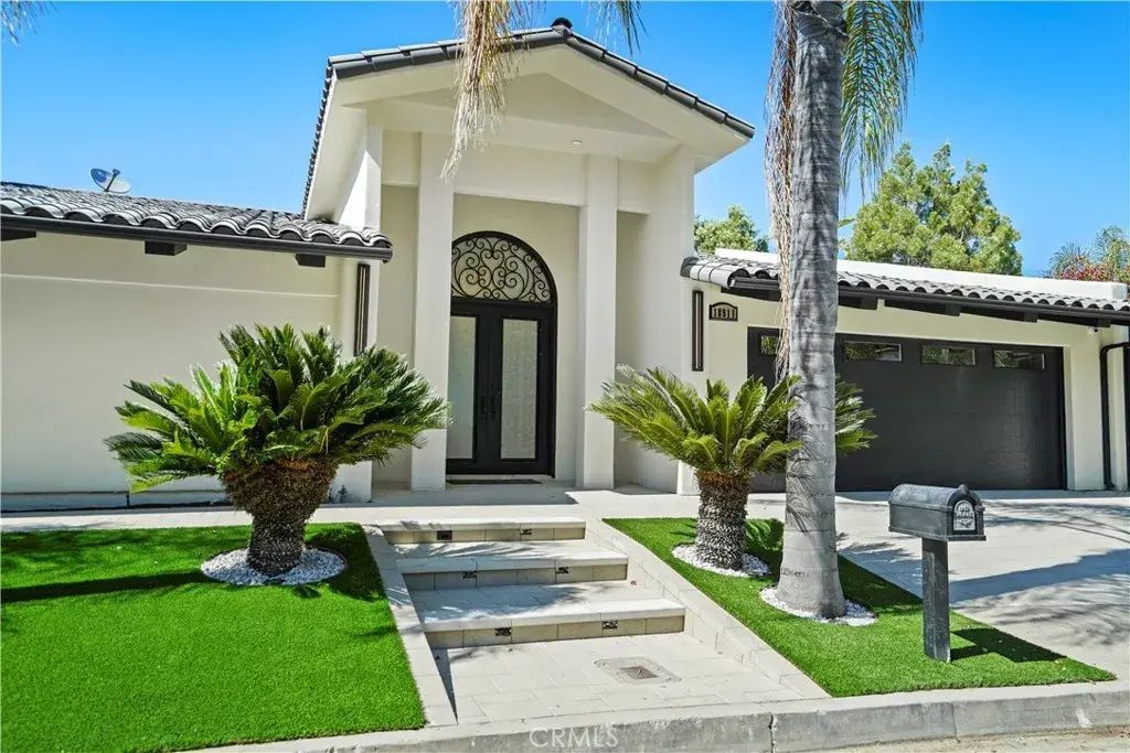 18911 La Montana, Tarzana