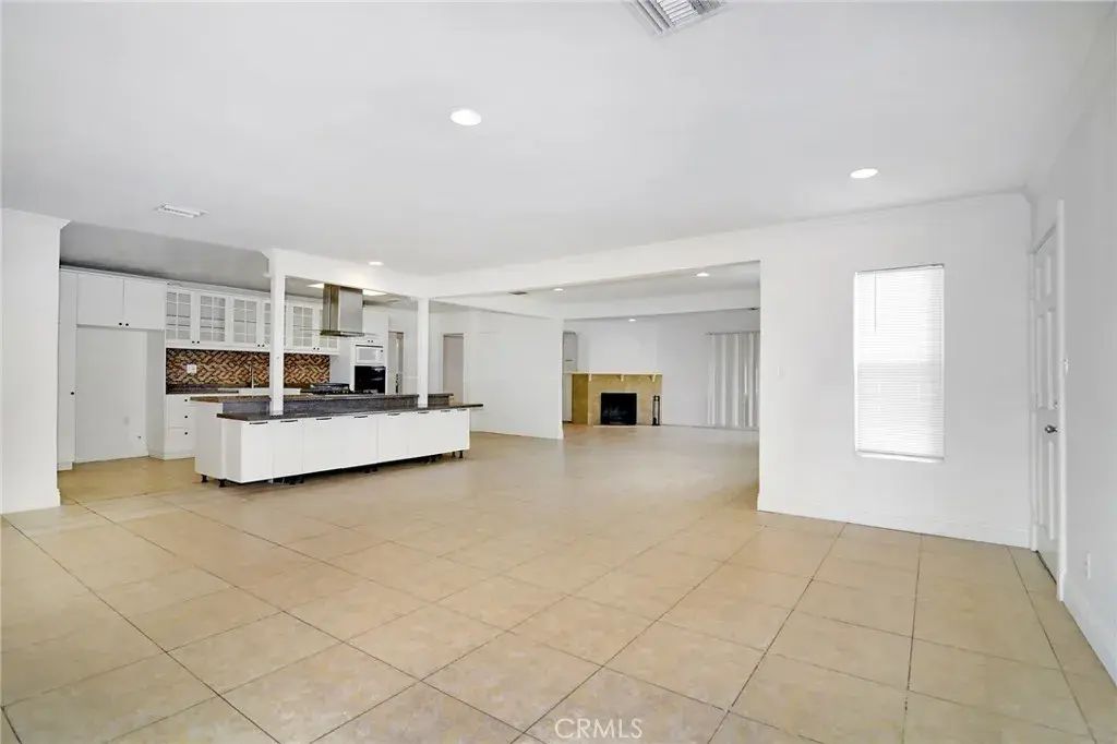 19324 Victory Boulevard, Reseda
