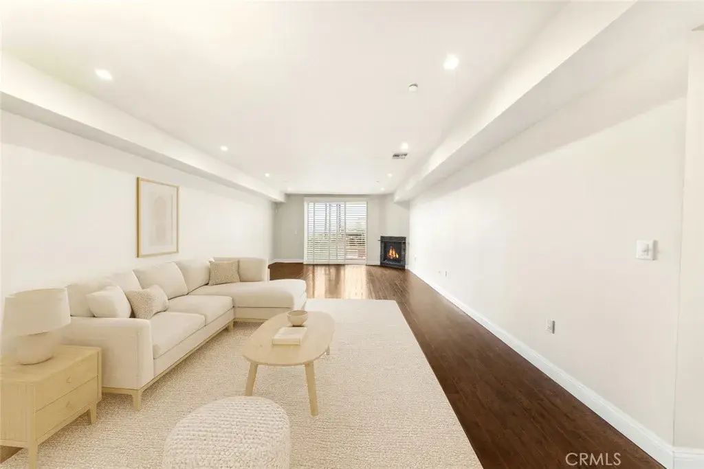 11218 Camarillo Street 404, Toluca Lake