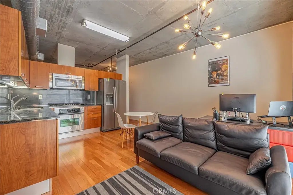 645 W 9th 301, Los Angeles