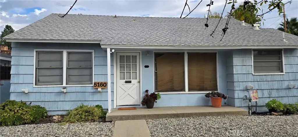 5160 Avenida Oriente, Tarzana