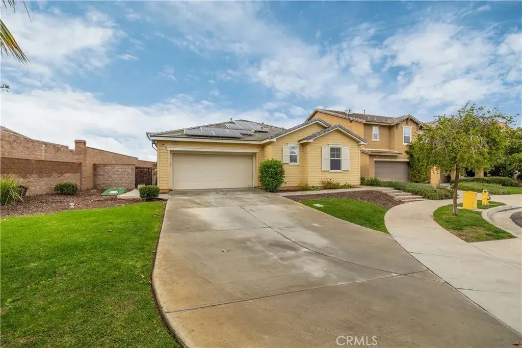 10894 Clover, Corona