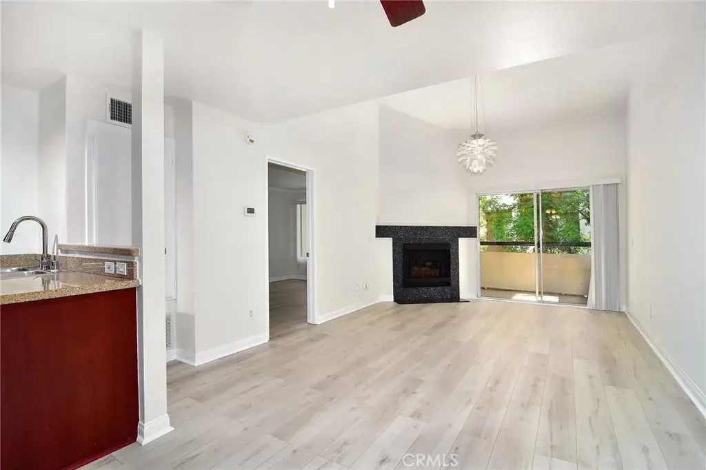 5510 Owensmouth Avenue 301, Woodland Hills