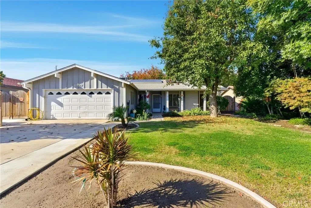 1927 S Chinowth Street, Visalia