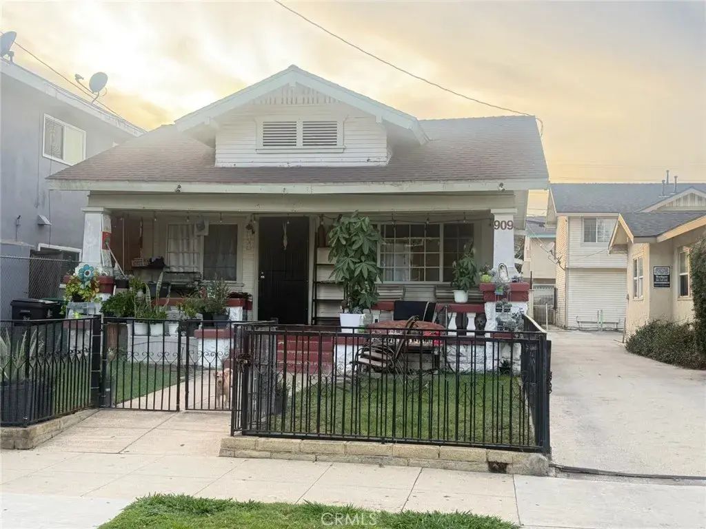 909 Gaviota, Long Beach