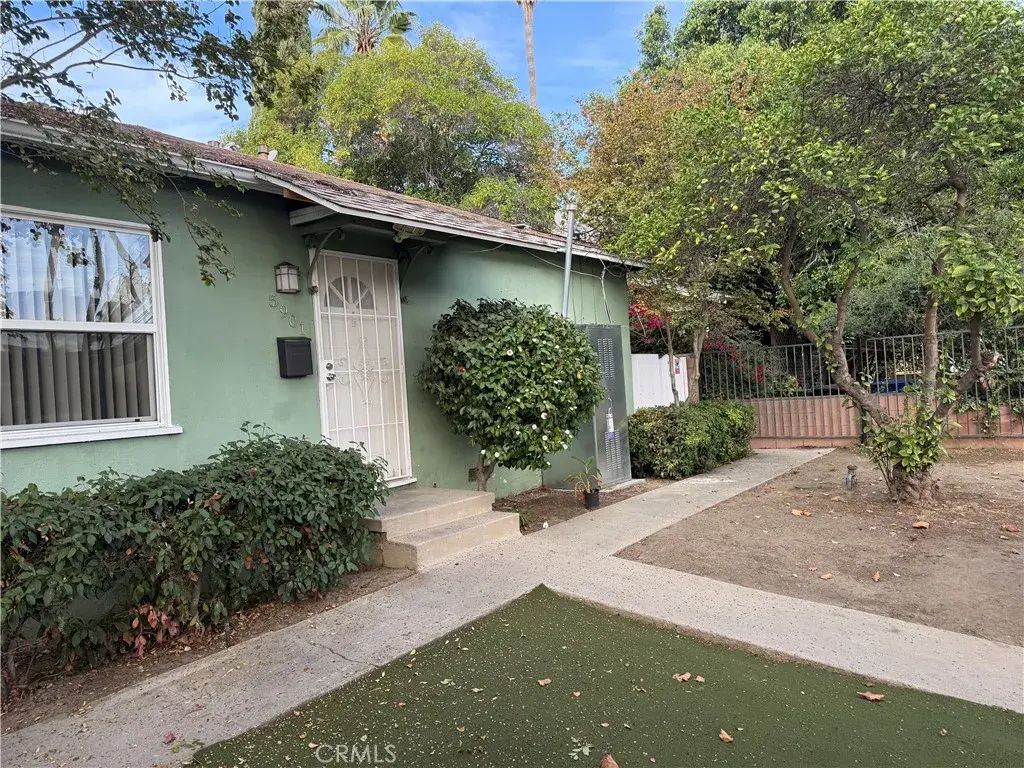 5901 Woodman 5901, Valley Glen