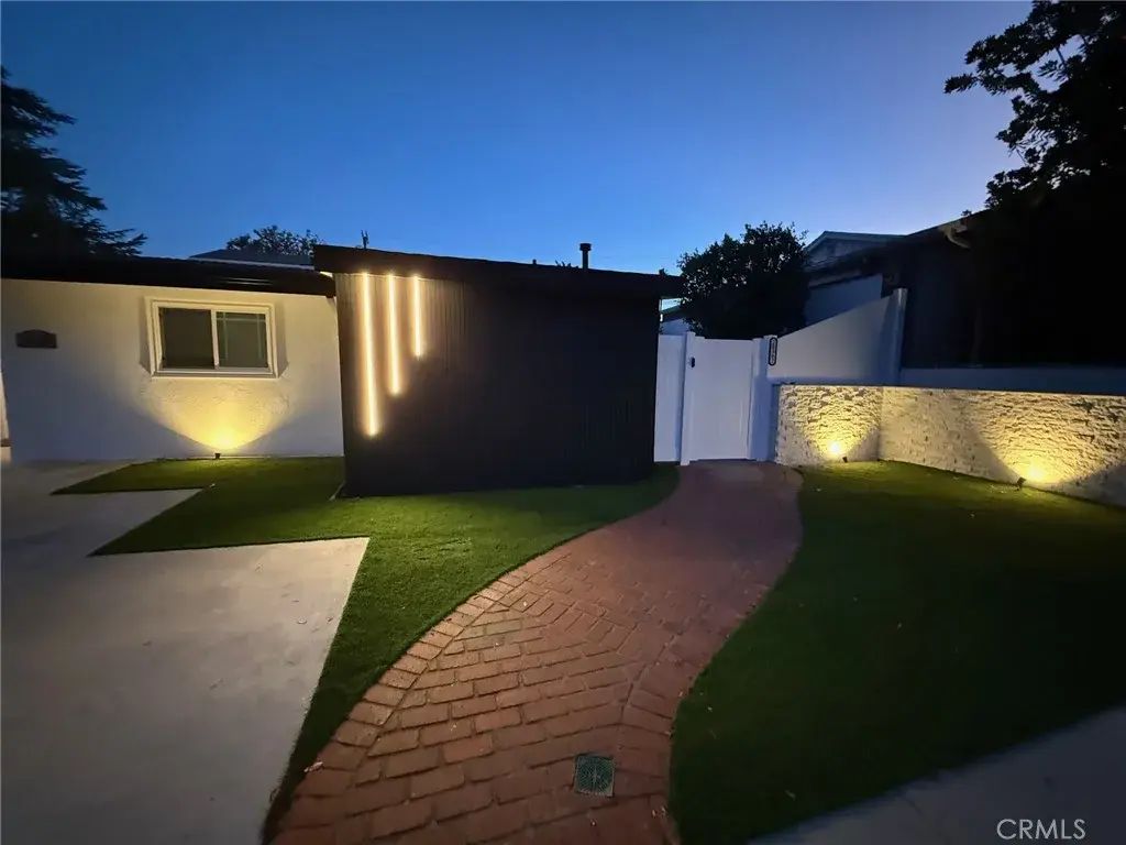 20300 Oxnard, Woodland Hills