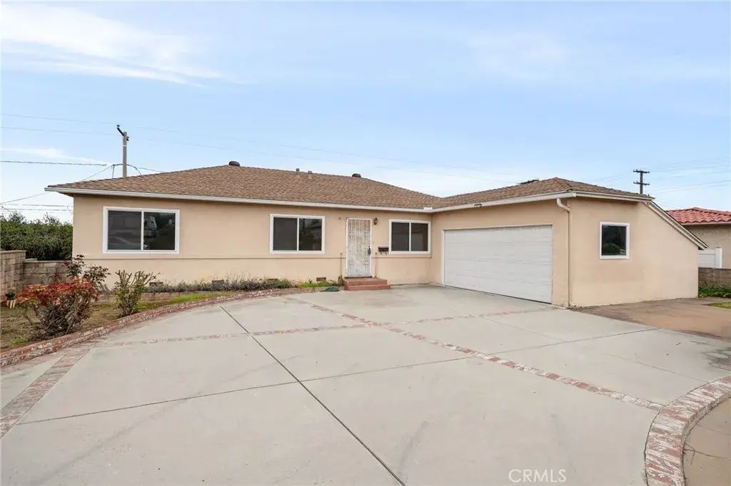 922 E Edgecomb, Covina