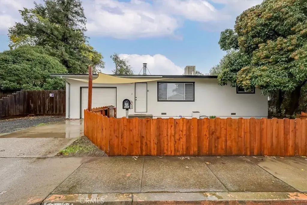 1291 East, Chico