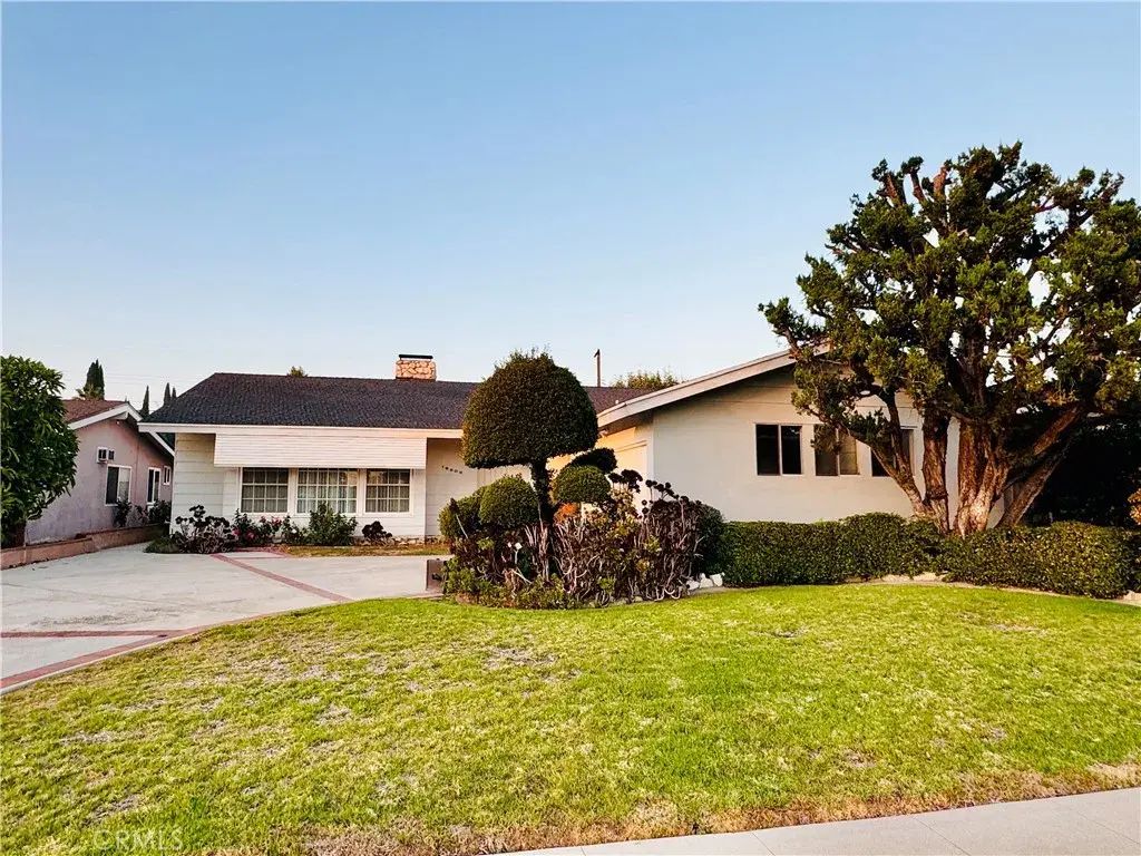15909 Vincennes Street, North Hills