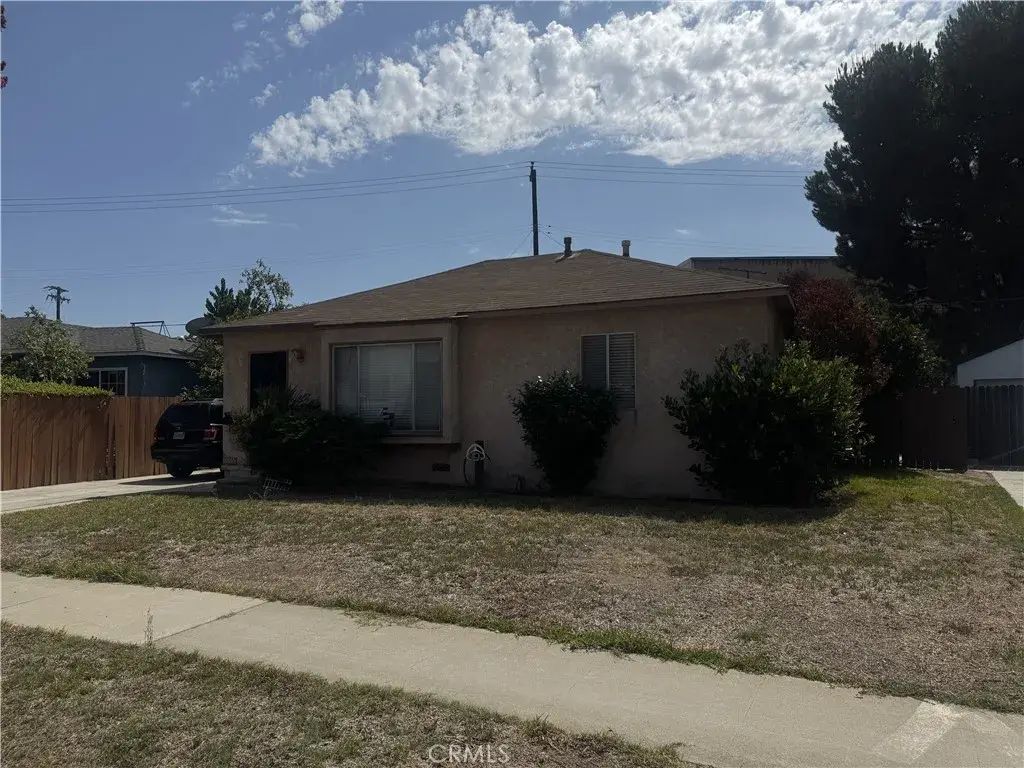10555 Karmont, South Gate