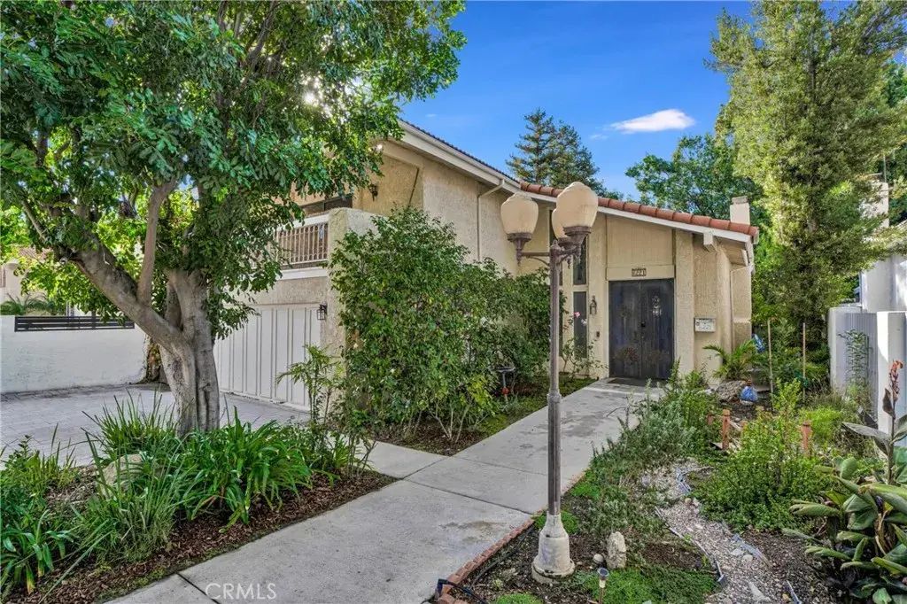 6221 Mammoth Avenue, Valley Glen