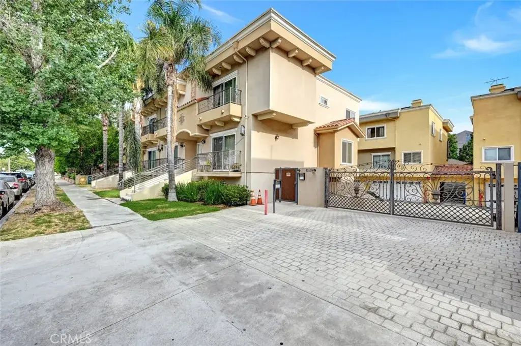 13629 Wyandotte Street 111, Van Nuys