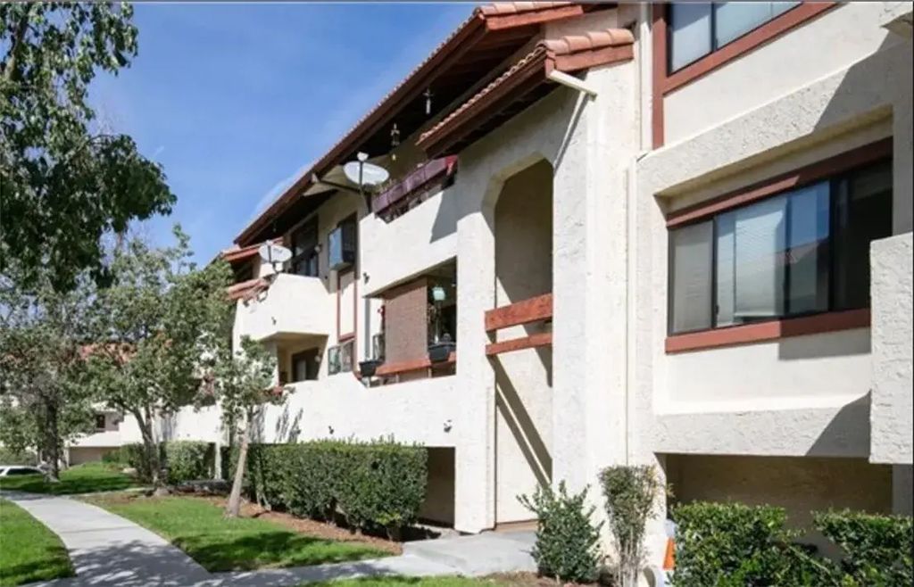 18193 Sundowner Way 816, Canyon Country