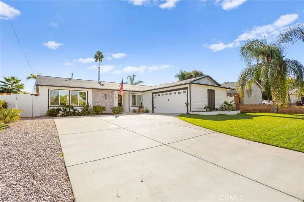604 Magnolia, Corona