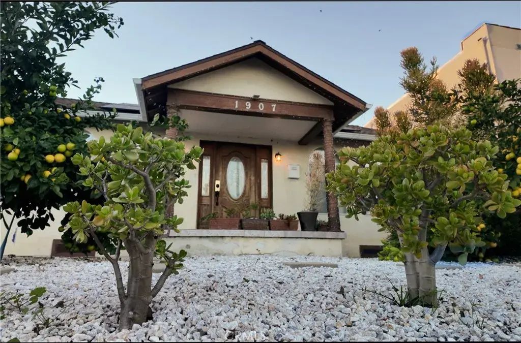 1907 Carmona, Los Angeles