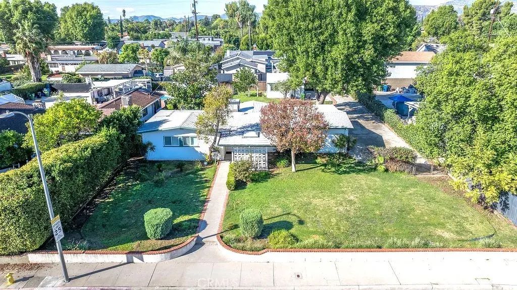 8621 Winnetka, Winnetka