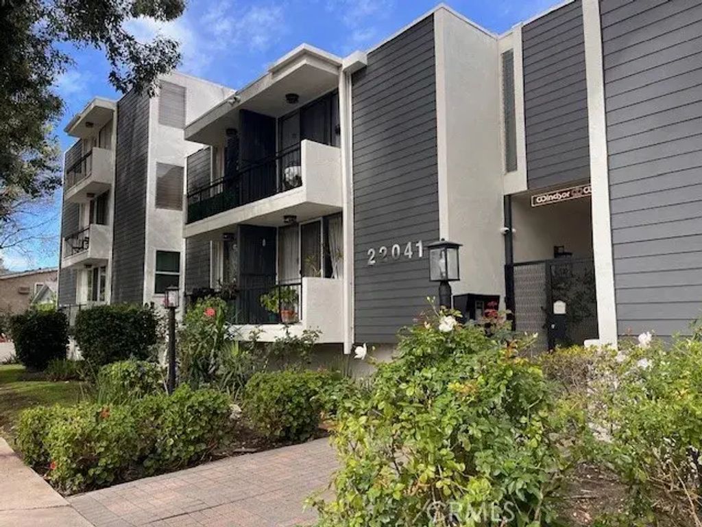 22041 Costanso 103, Woodland Hills
