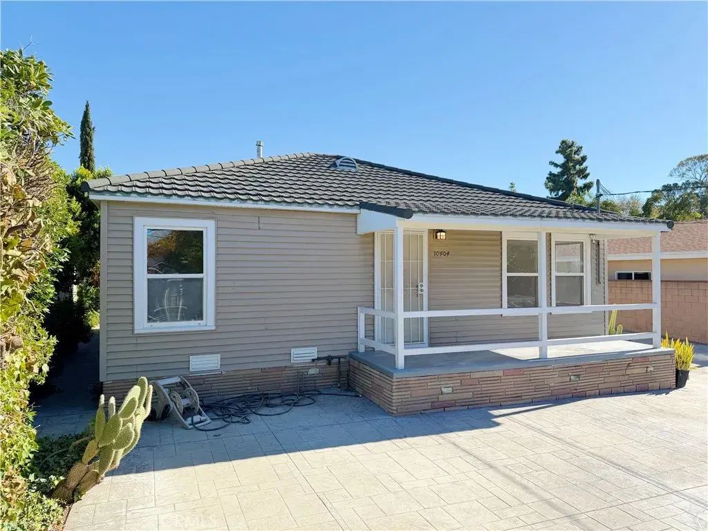 10404 Jardine Avenue, Sunland