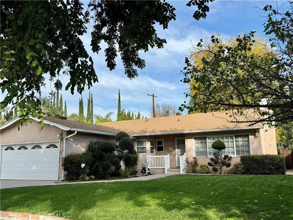 22329 Kittridge, Woodland Hills