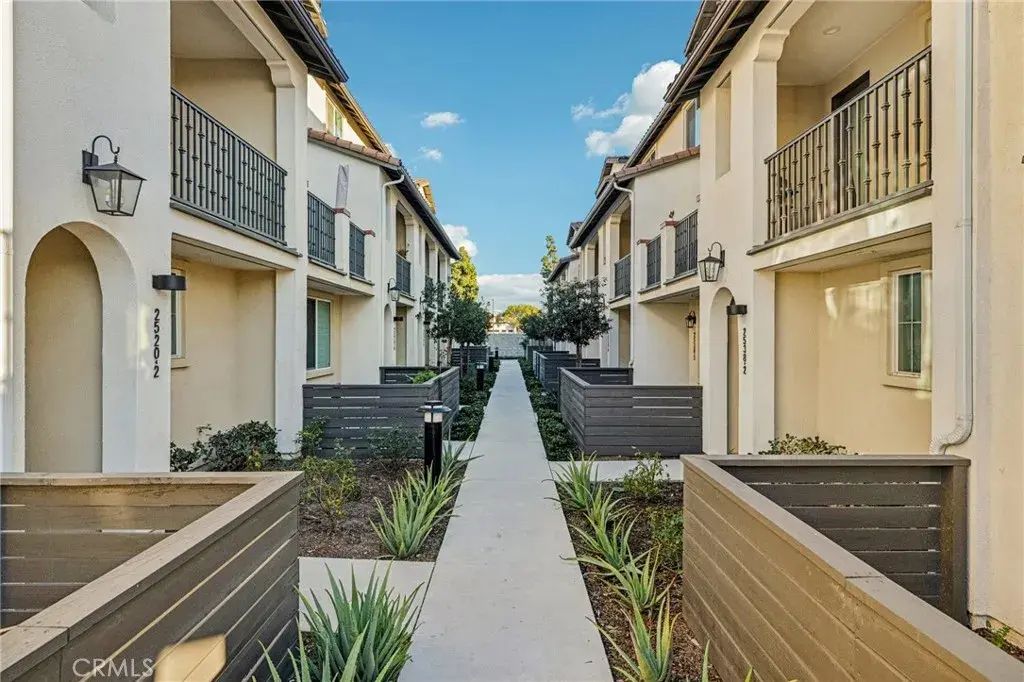 2520 Valentina 6, Commerce