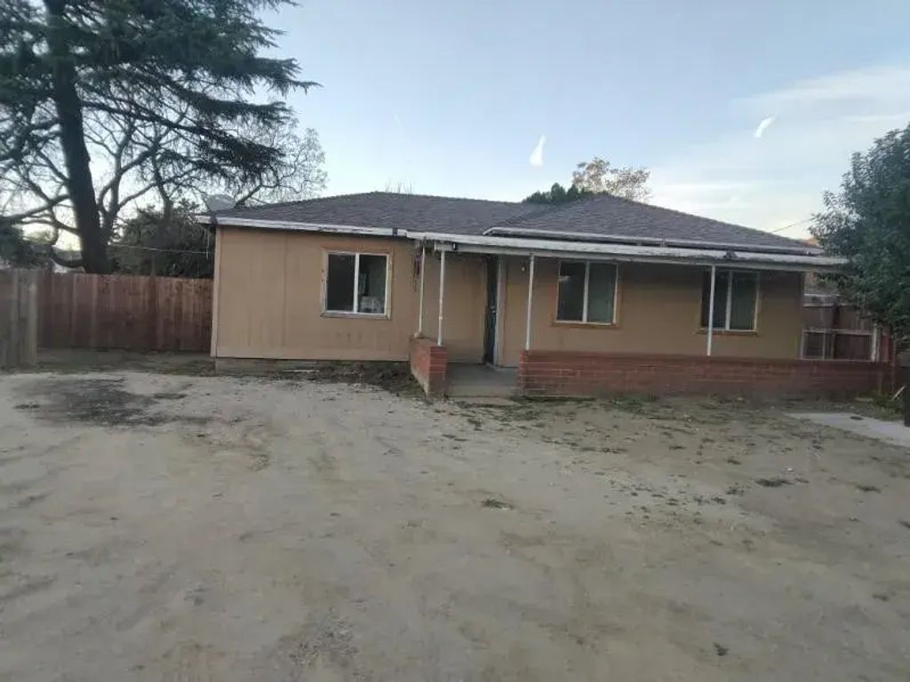 15561 El Cajon Street, Sylmar