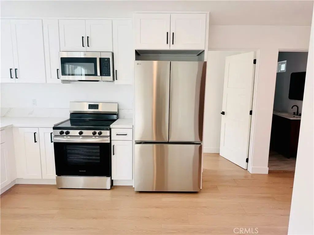 6860 Aura Avenue, Reseda