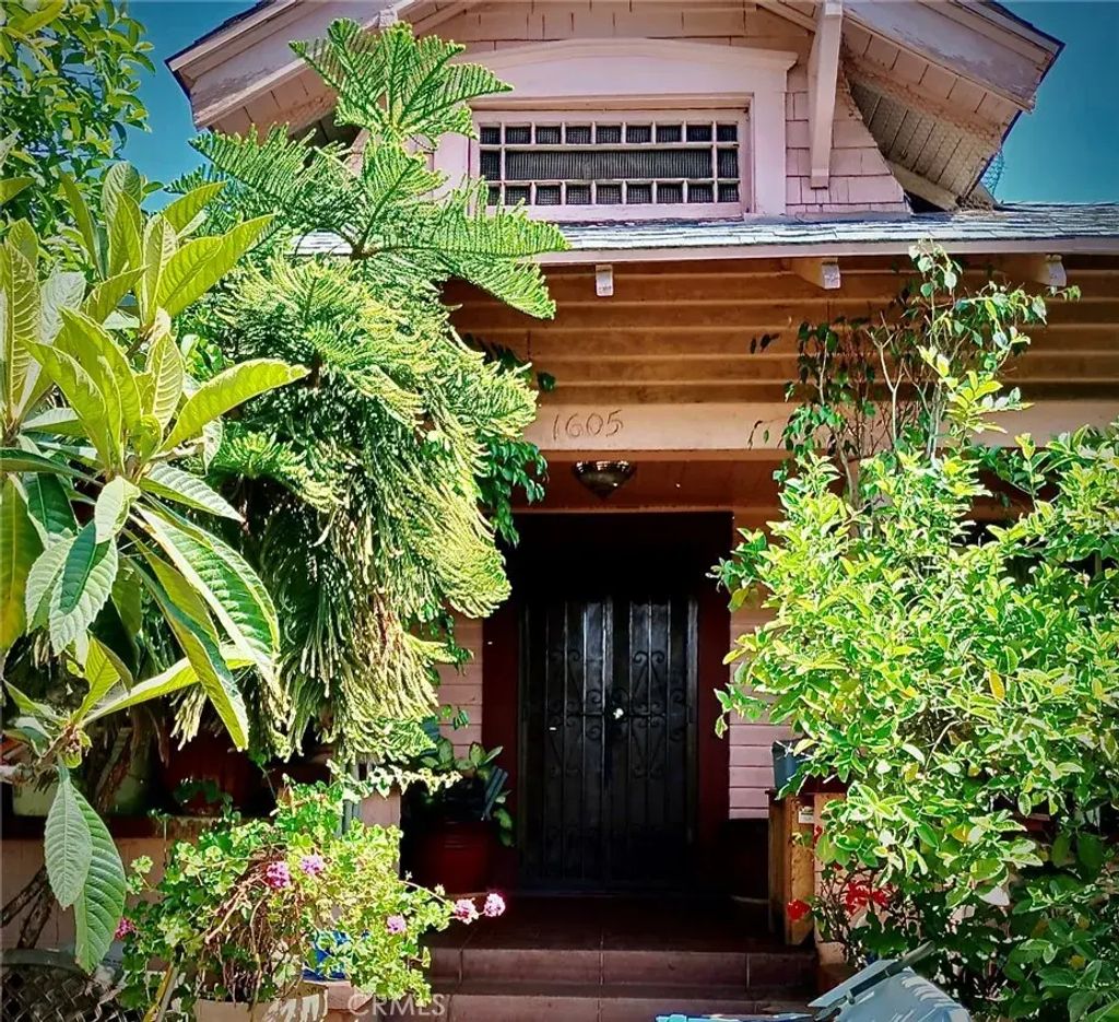1605 W 35th, Los Angeles