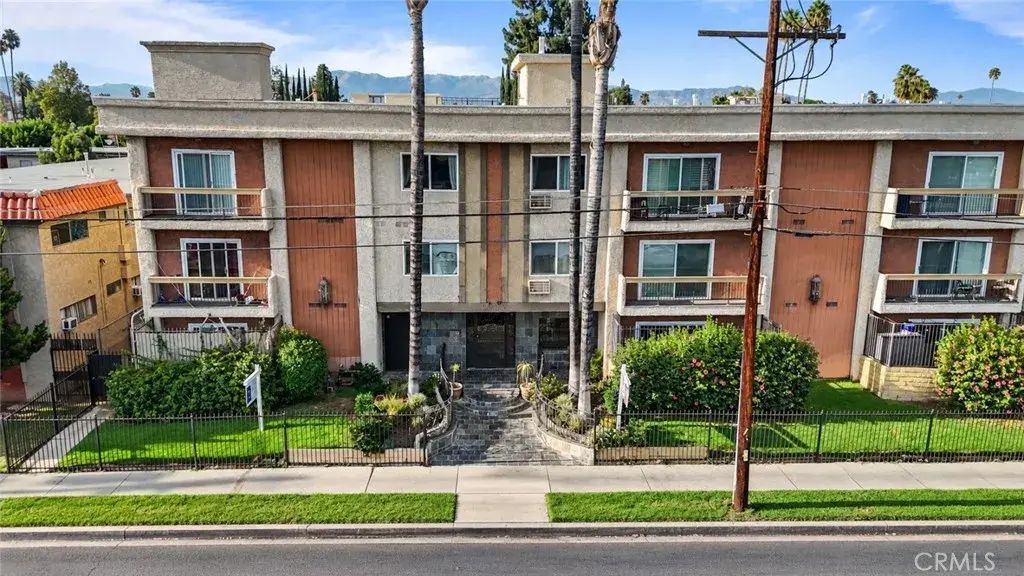 20327 Saticoy Street 102, Winnetka