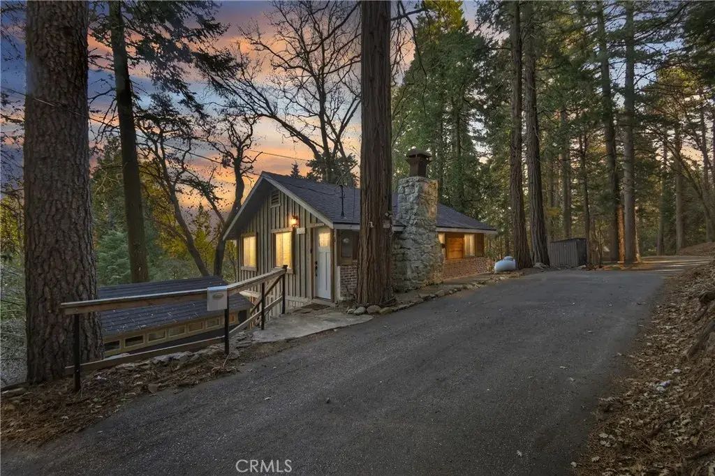 687 Spring Dr., Cedarpines Park