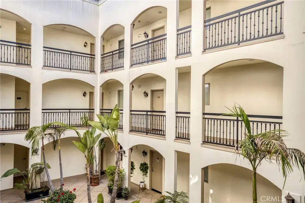 12916 Moorpark Street 201, Studio City