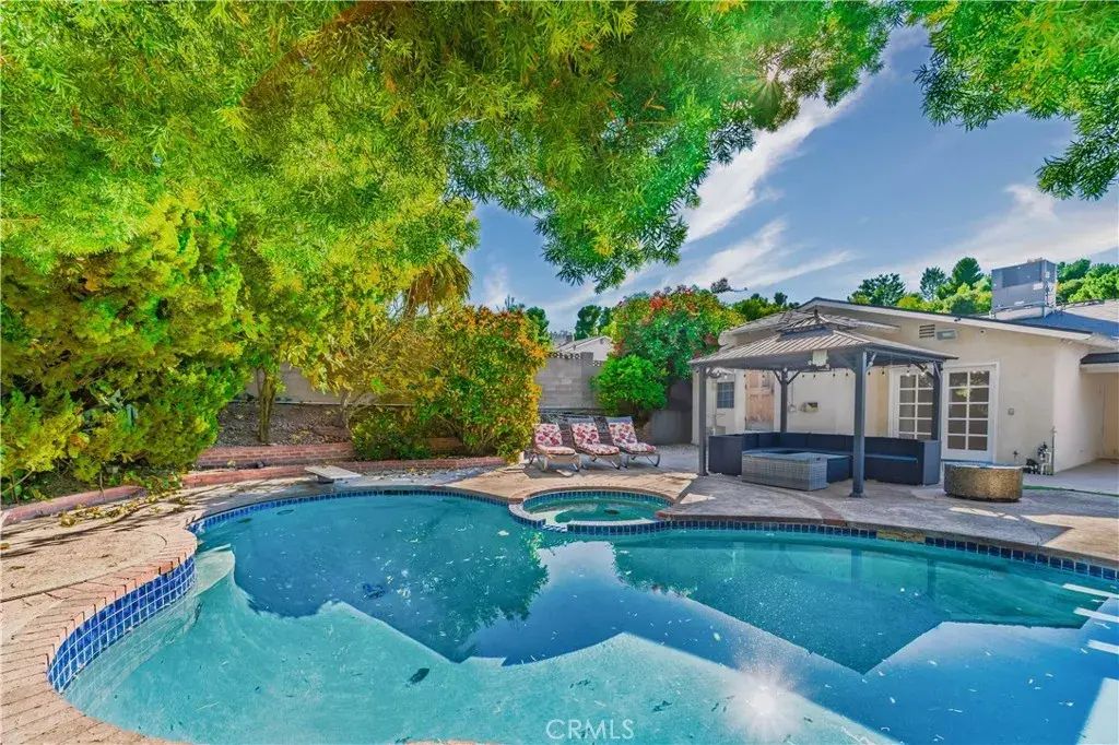 21711 Mulholland, Woodland Hills