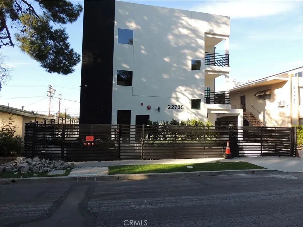 22735 Del Valle Street 8, Woodland Hills