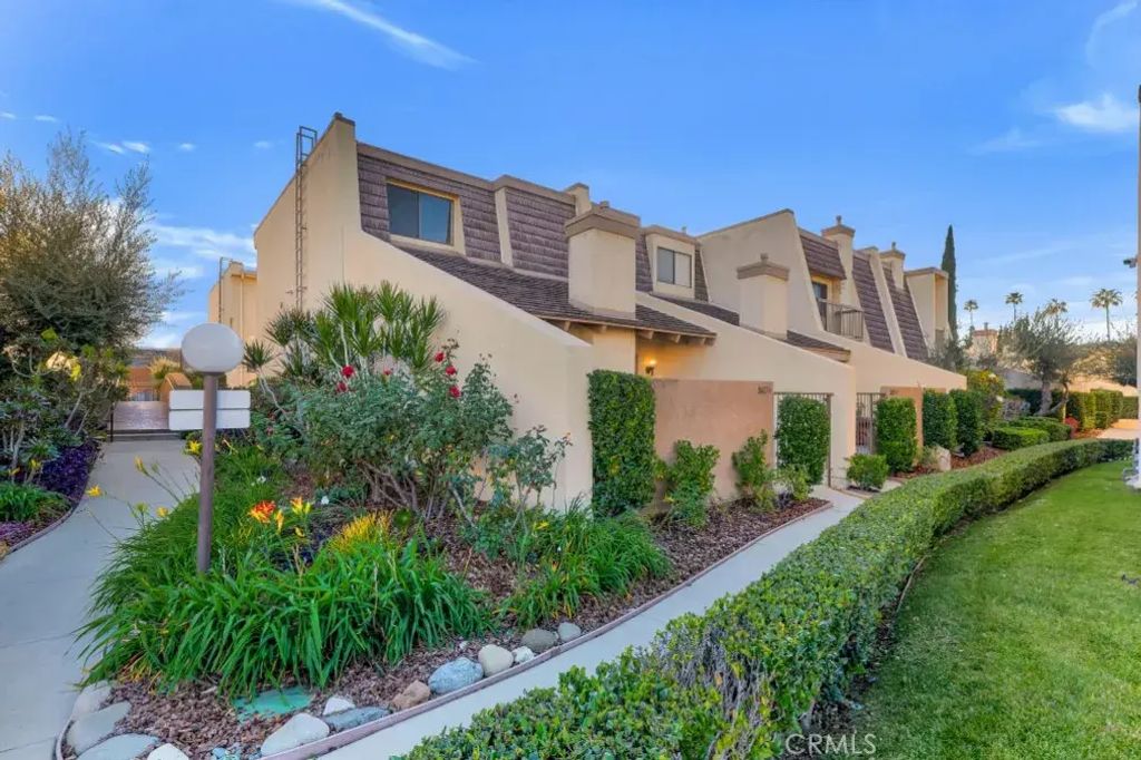 18423 Collins Street A, Tarzana