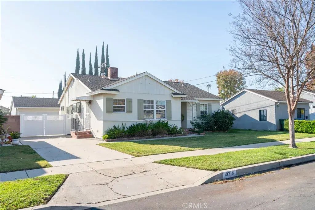 19218 Schoolcraft, Reseda