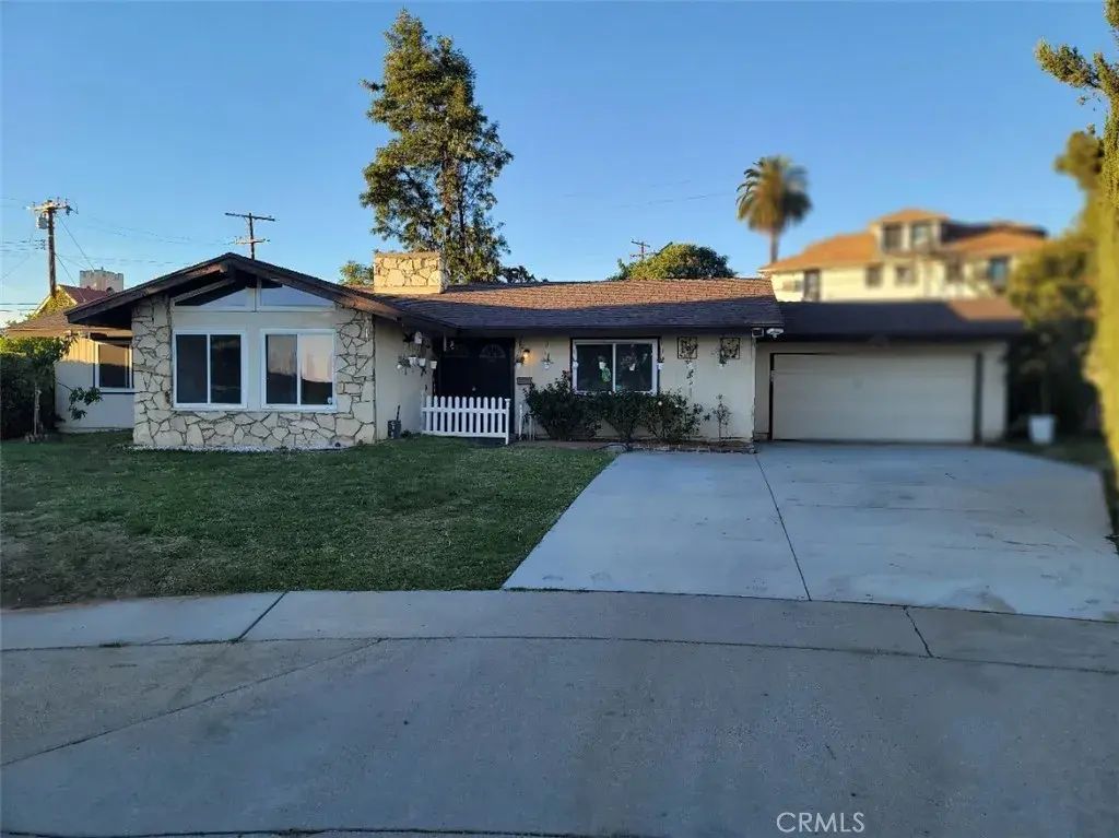 6984 Center, Highland