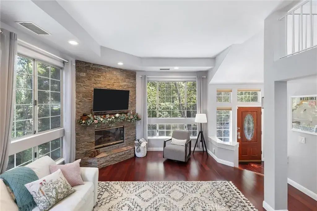 23163 Mulholland Drive Unit 6, Woodland Hills