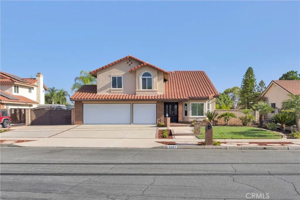 1247 Bridgeport, Corona