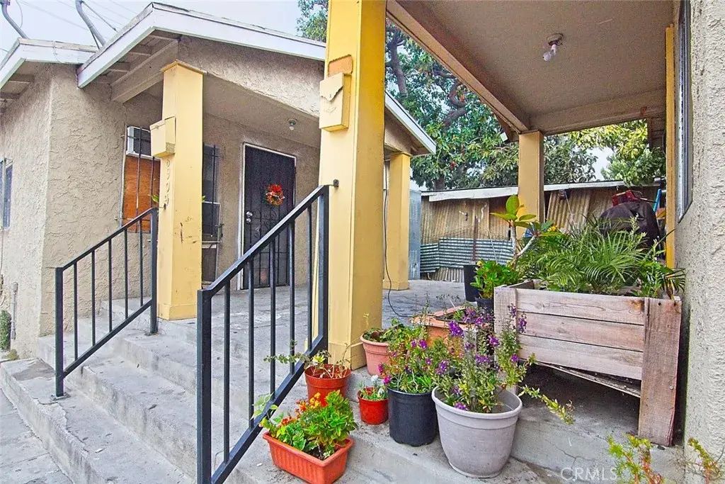 6905 Compton, Los Angeles
