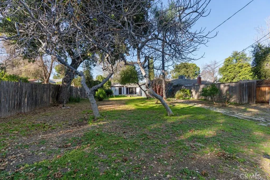 22050 Ybarra, Woodland Hills