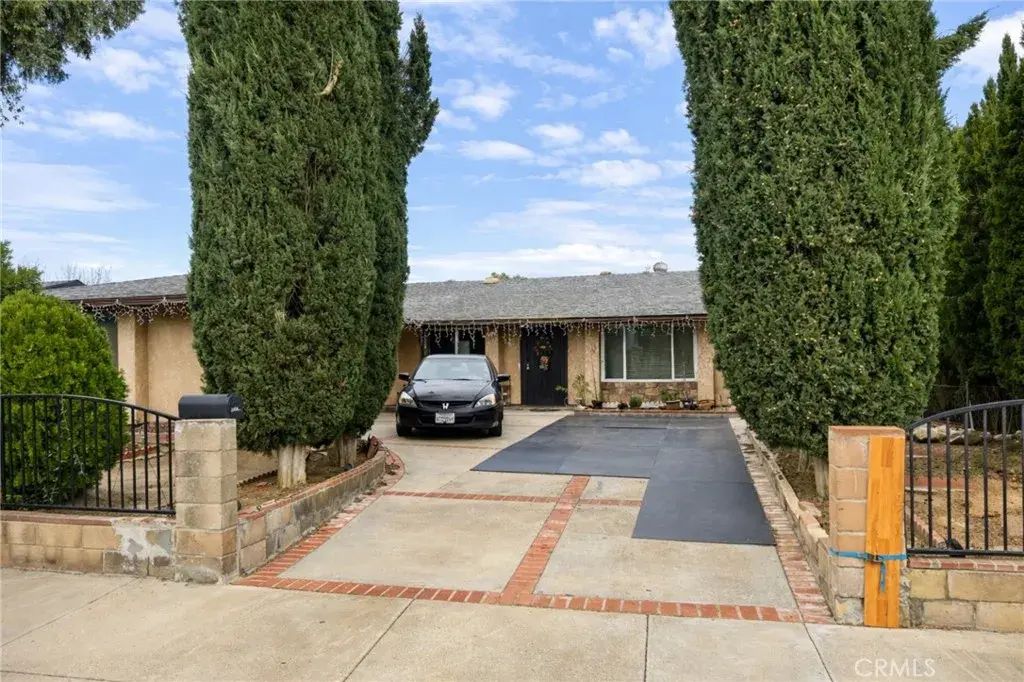 28116 Oaklar, Saugus