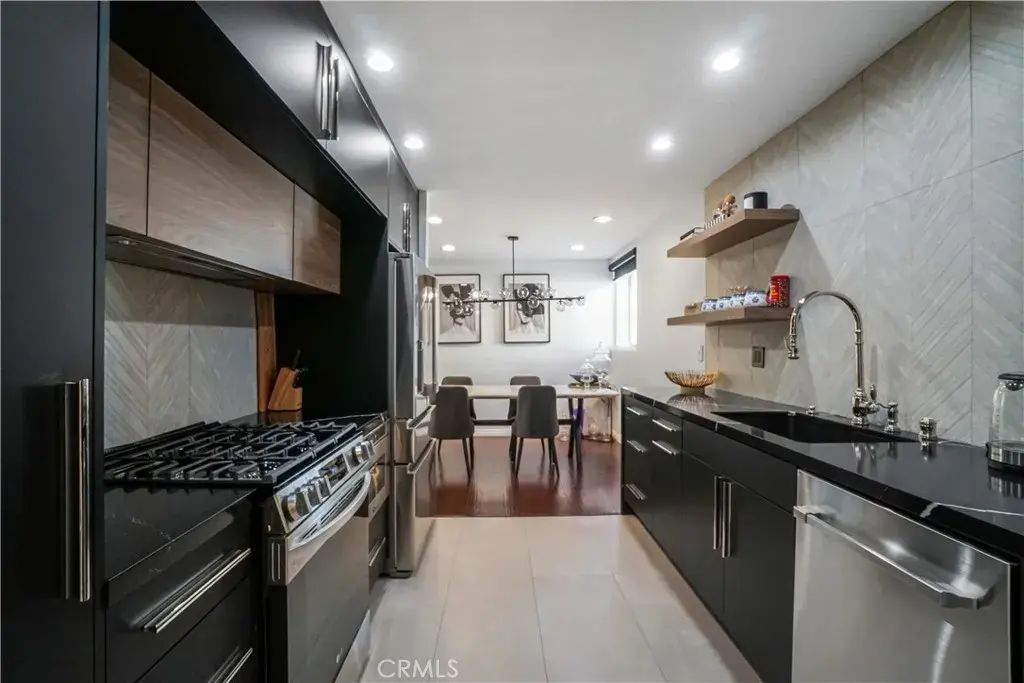 22041 Costanso Street 104, Woodland Hills