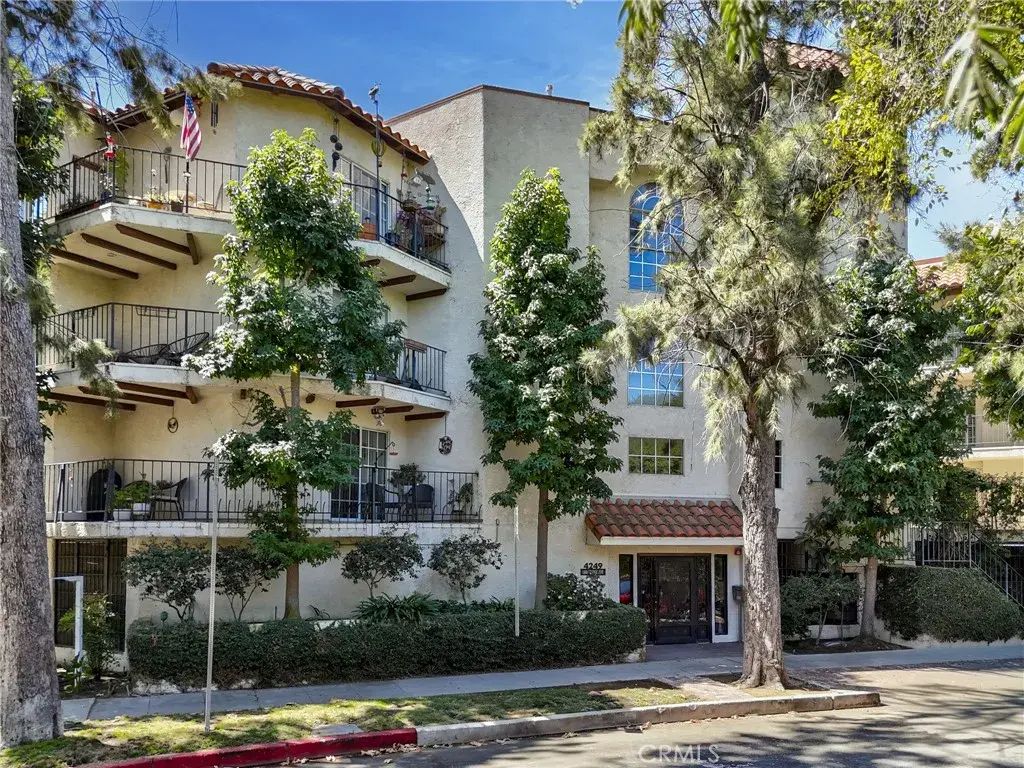 4249 Longridge Avenue 102, Studio City