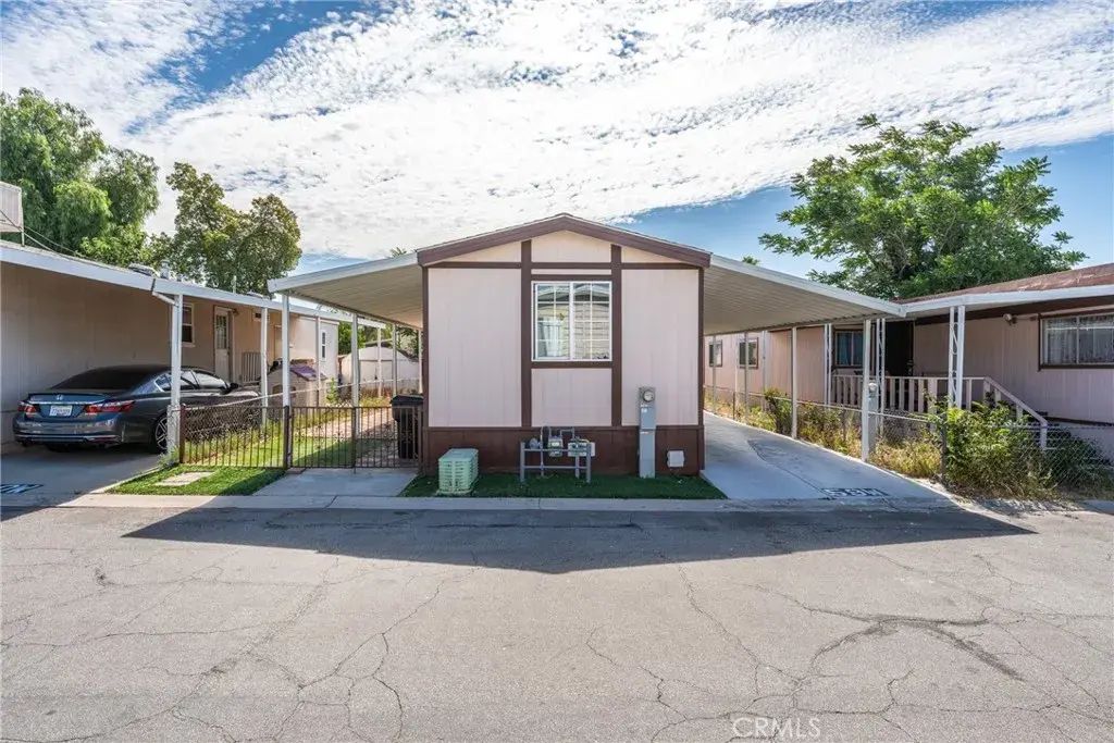 17225 Valley, Fontana