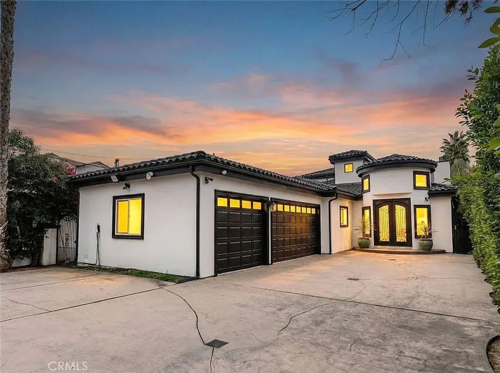 5157 Avenida Oriente, Tarzana