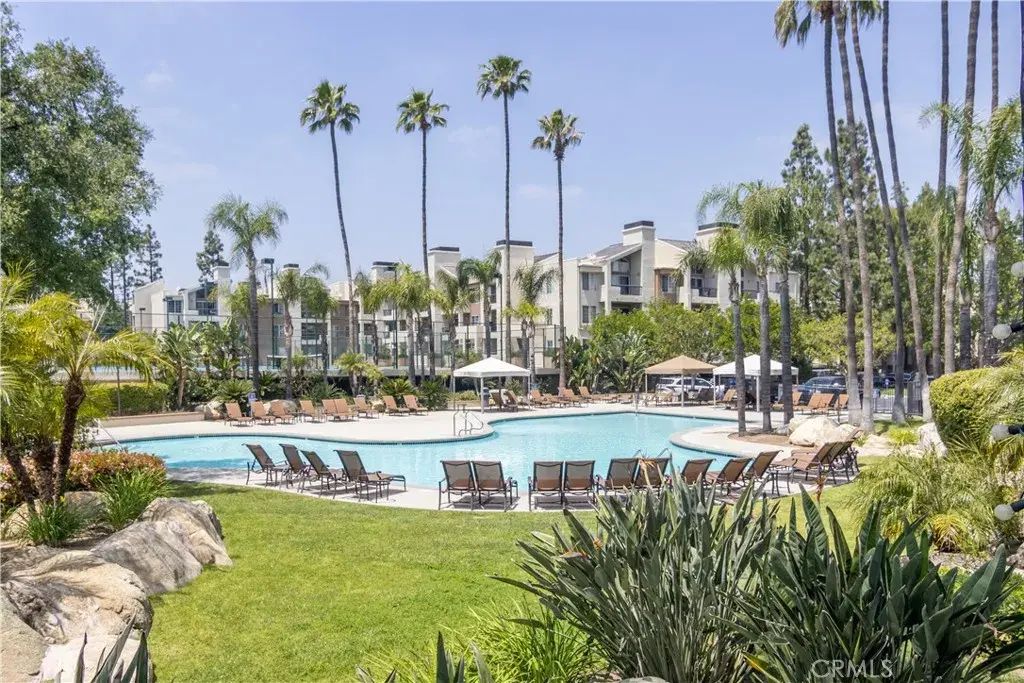 5525 Canoga, Woodland Hills