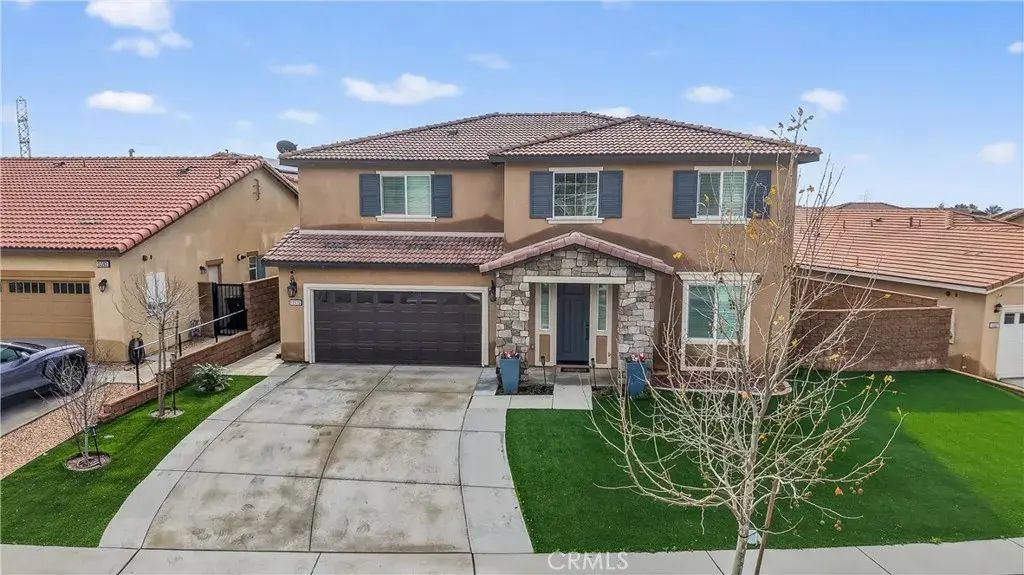 15575 Parry Peak, Fontana