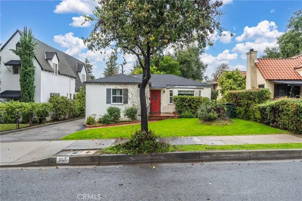 135 El Nido Avenue, Monrovia