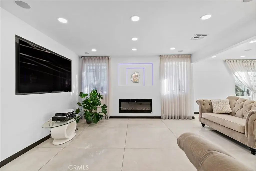 10533 Samoa Avenue, Tujunga