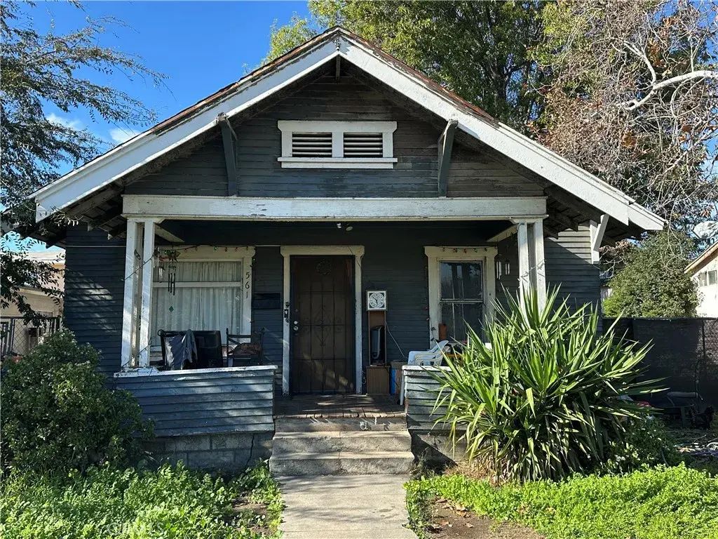 561 Washington, Pomona